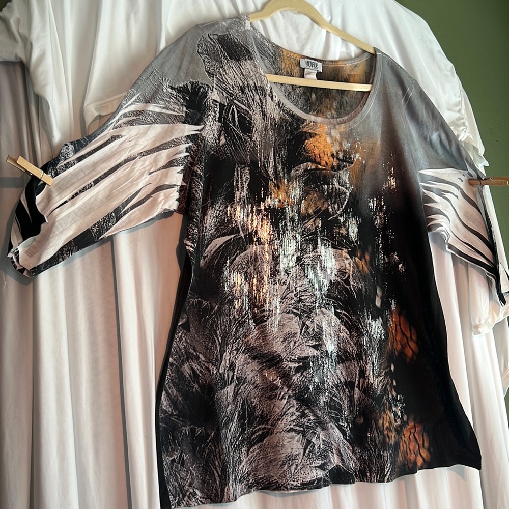 Monroe and Main  Women’s 3/4 Sleeve Tee Top.